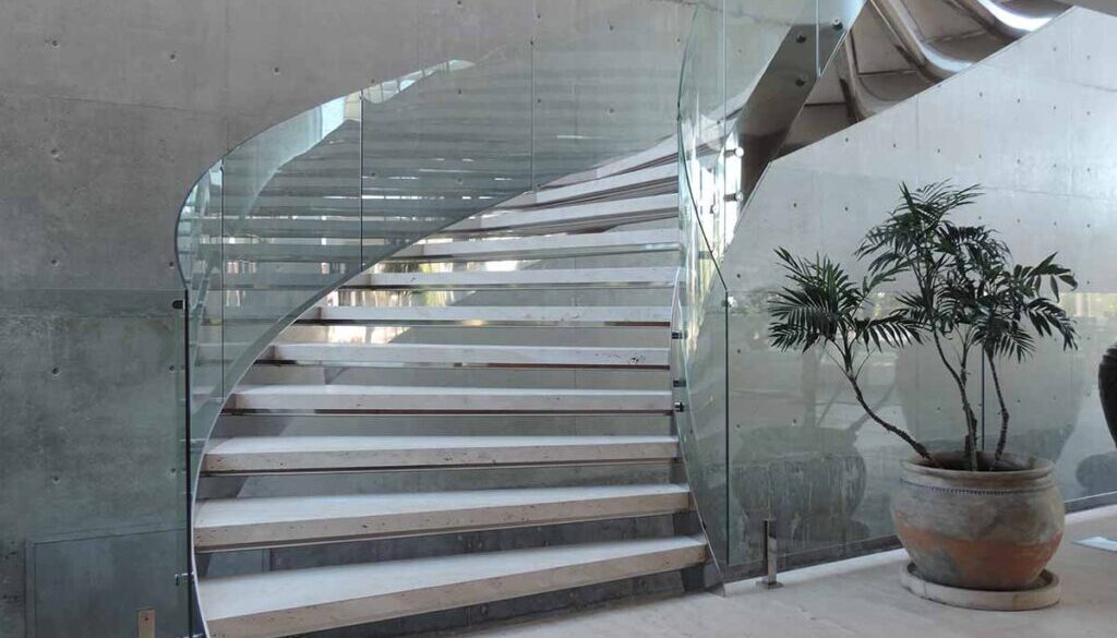 Escada em aço inox corrimão e guarda corpo em vidro