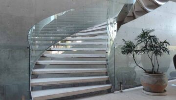 Escada em aço inox corrimão e guarda corpo em vidro