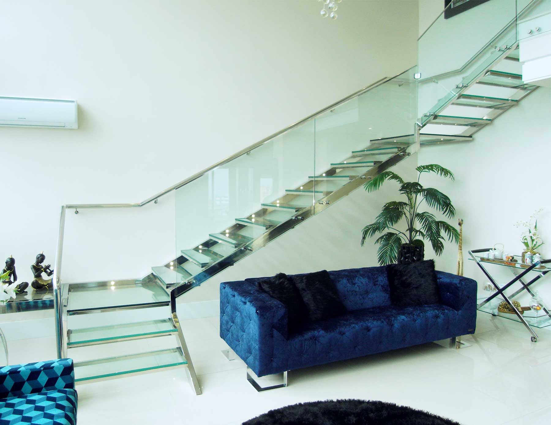 Escada com corrimão em aço inox e guarda corpo em vidro