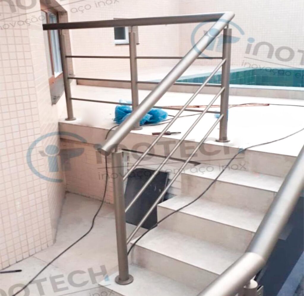Foto de corrimão de aço inoxidável com escada e guarda-corpo - Metalúrgica Inotech