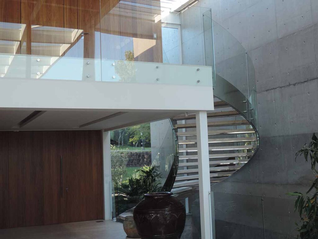 Escada em aço inox corrimão e guarda corpo em vidro