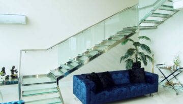 Escada com corrimão em aço inox e guarda corpo em vidro