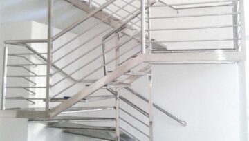 Escada com corrimão e guarda-corpo em aço inox.