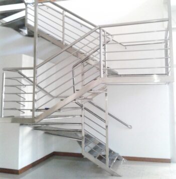 Escada com corrimão e guarda-corpo em aço inox.